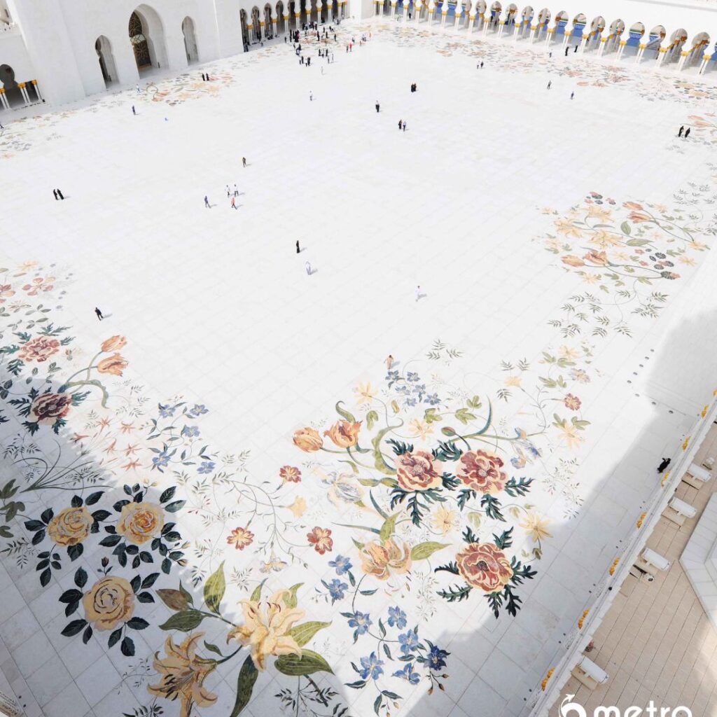 sheikh zayed grand mosque entrance and courtyard